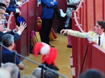 Alfonso Cadaval, el hijo de César Cadaval, de los Morancos, tomó la alternativa en la Feria de San Miguel en la Maestranza