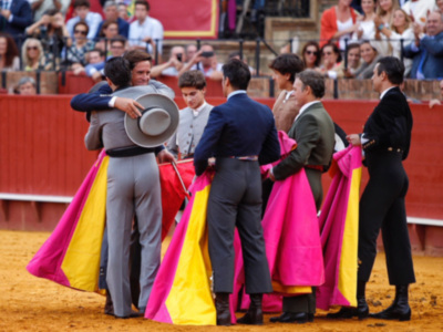 Dávila Miura corta dos orejas y Manzanares y Roca Rey, una en el Festival de Sevilla