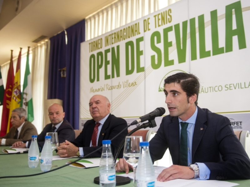 Presentación del Torneo Internacional de Tenis Open de Sevilla en un evento formal con personalidades importantes en el escenario.