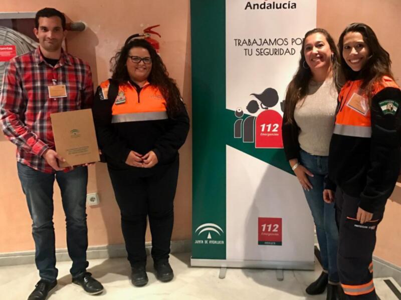 Equipo de Protección Civil junto a un representante de la Junta de Andalucía en un evento de emergencias.