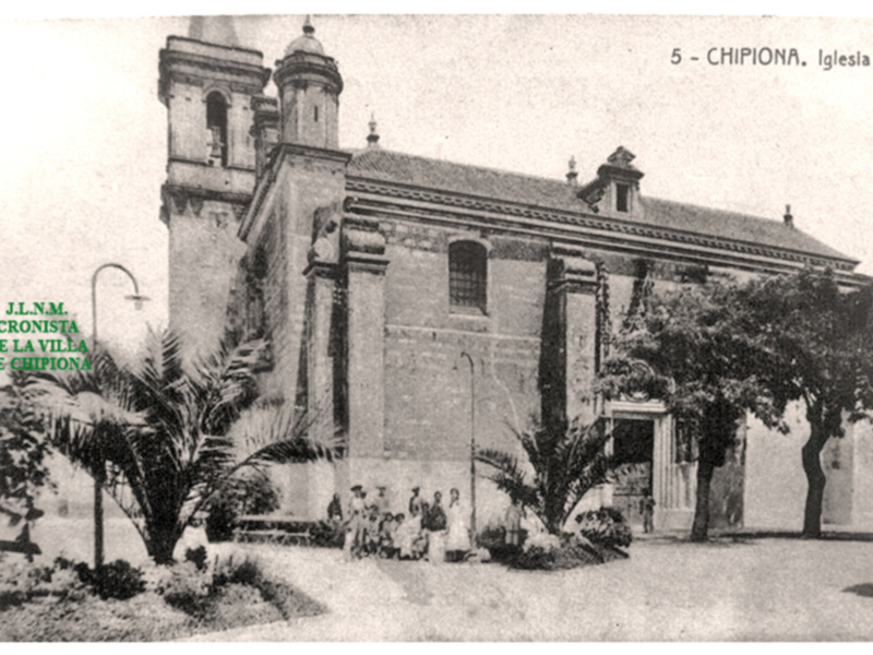 Iglesia de Chipiona, vista histórica con personas frente a la entrada.