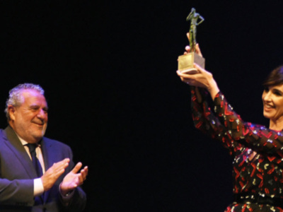 Una emocionada y agradecida Paz Vega recibe de Canal Sur el Premio a la Trayectoria en el Festival de Sevilla