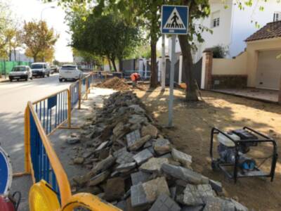 El Ayuntamiento acomete la rehabilitación del acerado de un tramo de la carretera de Rota dentro del PROFEA 2018-Garantía de Renta