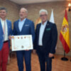 Ricardo Gil Toresano recibió el diploma de caballero comendador de la mano del presidente regional de Andalucía Juan José Martín López.