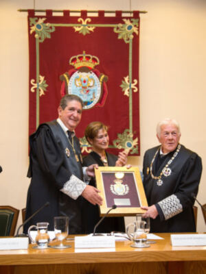 Entrega de la medalla de honor del Colegio de Abogados de Sevilla al Decano de los Abogados de Huelva