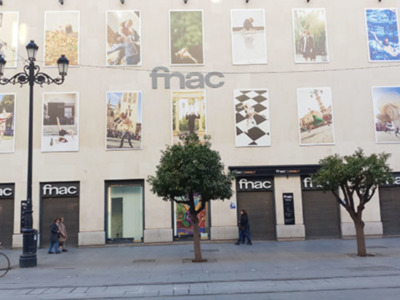 Posiblemente esta imagen será la última “fachada cultural” de la FNAC en la avenida de la Constitución en Sevilla.