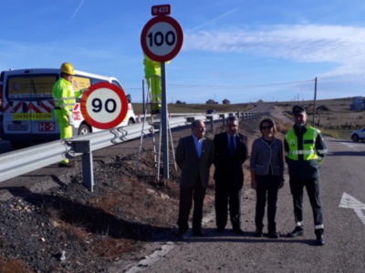 El subdelegado del Gobierno asiste al cambio de la última señal de 100 km/h por la de 90 km/h,