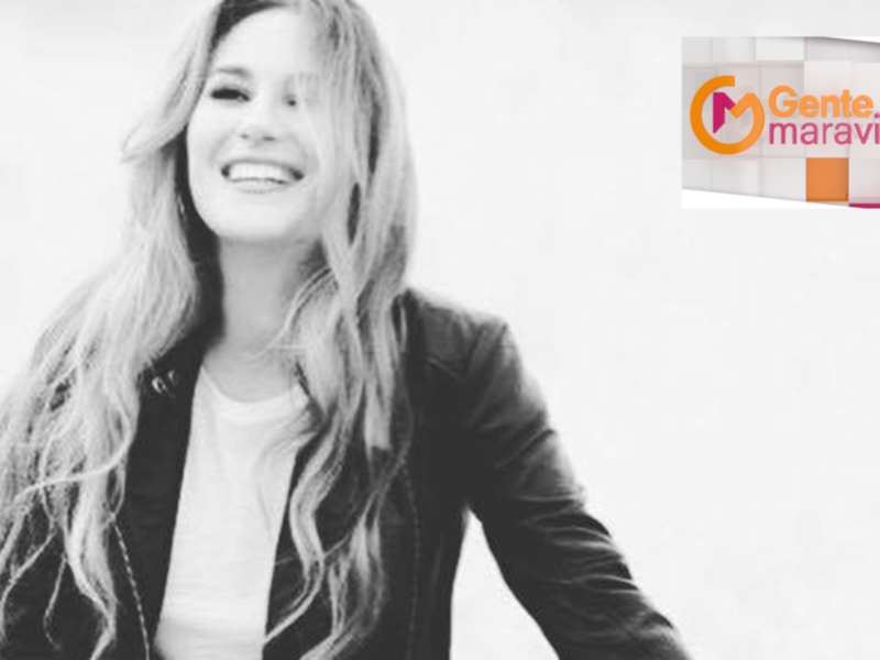 Retrato blanco y negro de una mujer sonriente con el logo 'Gente Maravillosa' en el rincón derecho.