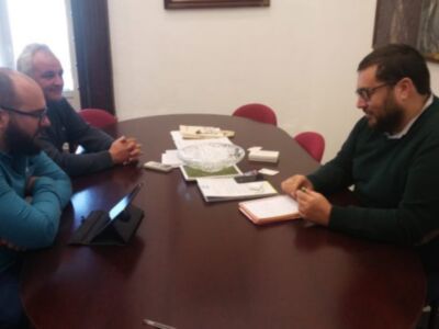 Rafael Pastorino anuncia el compromiso de la Diputación de apoyar la financiación de la sustitución del césped artificial del campo de fútbol
