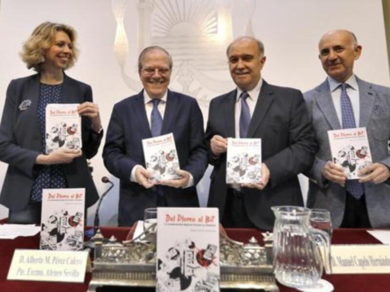 Presentación de libros en una conferencia de prensa, con cuatro personas en el escenario sosteniendo libros titulados 'Del Diumenge al Bit'.