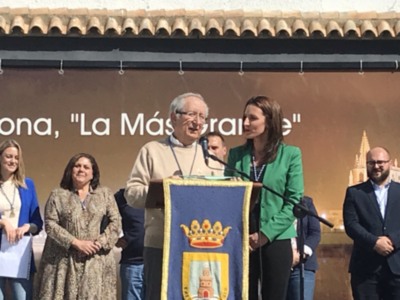Isabel Jurado anuncia a Juan Luis Naval Molero el inicio del expediente para nombrarle Hijo Predilecto de Chipiona