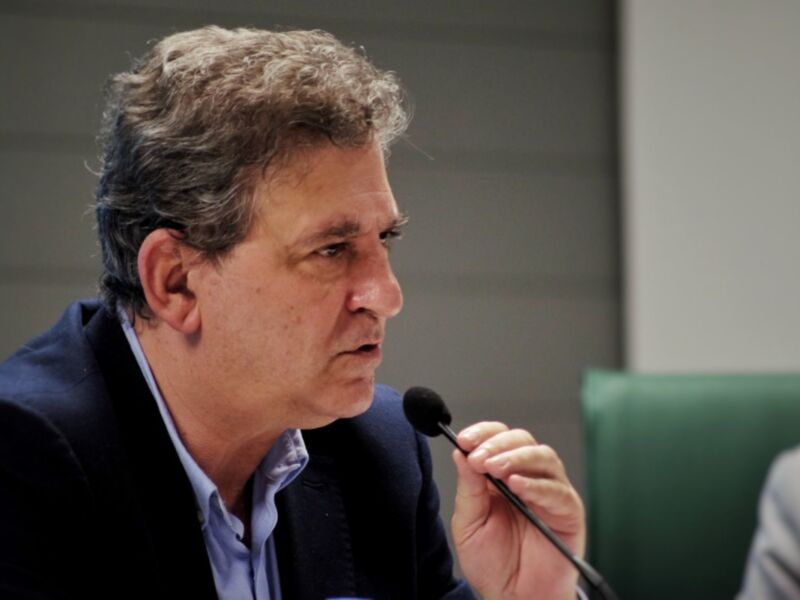 Hombre hablando en una reunión formal