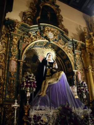 Unas fotos inéditas del altar provisional de la Hermandad de la Soledad de Alcalá del Río.