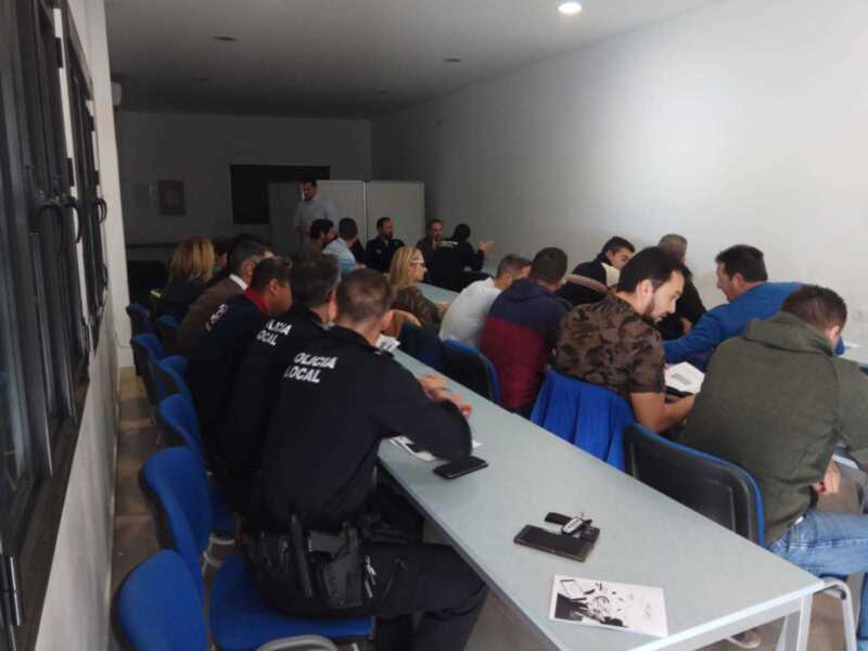 Reunión de policías locales en una sala de reuniones.