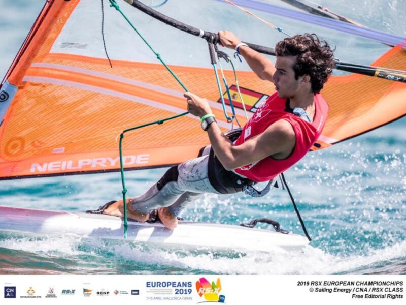 Un regatista en acción durante los Campeonatos Europeos de RS:X 2019 en Mallorca, España.