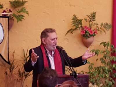 Pepe Pinto pregona a las Cruces de Mayo en Chipiona evocando los patios de su niñez