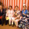 Los componentes de la compañía de actores aficionados Ofelia Nieto disfrutando de la feria de Sevilla.