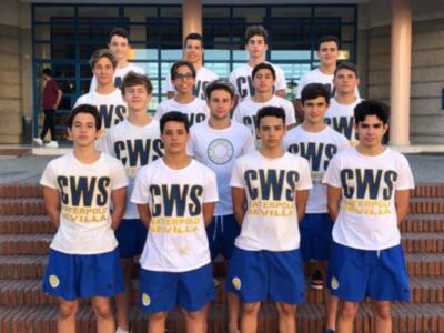 Equipo de fútbol juvenil de Waterford Sevilla, con camisetas blancas y shorts azules.