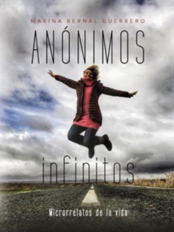 Una mujer saltando con un cielo nublado en el fondo, titulada "Anónimos Infinitos" por Marina Bernal Guerrero.