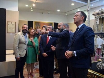 Exposición de la muestra de enseres de la Hermandad de la Oliva de Salteras en el Mercantil.