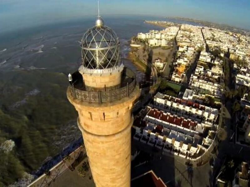 Torreón de la Farola, una emblemática estructura ubicada en el distrito de Malasaña, Madrid. Esta torreón es un monumento histórico que se encuentra en la orilla del río Manzanares. Su construcción data de 1790 y fue diseñada para iluminar la ciudad durante las noches. La torreón es un símbolo de la arquitectura española y una atracción turística importante en Madrid.