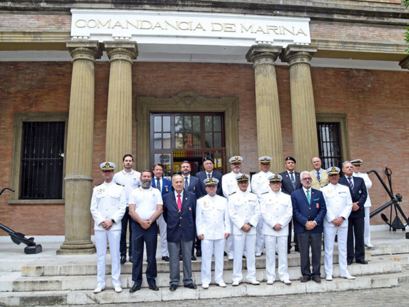 Una imagen de oficiales militares posando frente a la Comandancia de la Marina, con un ancla en el fondo.