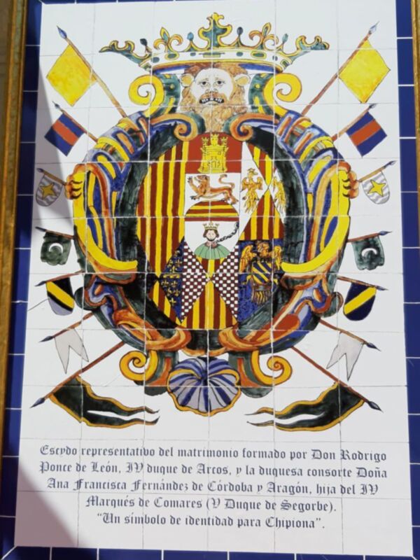 Escudo representativo del matrimonio Fernando por Don Rodrigo Ponte de León, V Duque de Aragón y la duquesa consorte Dona Ana Francisca Fernández de Córdoba y Aragón, hija del IV Marqués de Conarias. Un símbolo de identidad para Chipiona.