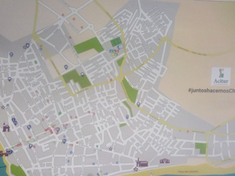 Mapa de Chipiona con marcadores y texto en la esquina inferior derecha.