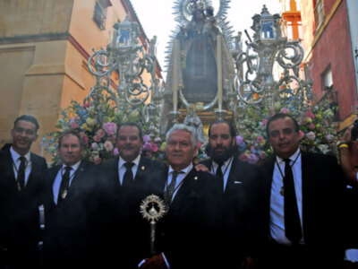 El barrio de Triana recibió a la Virgen del Carmen de Santa Ana.