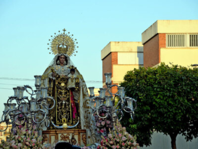 La Virgen del Carmen pasea su hermosura por el barrio de las Huertas.