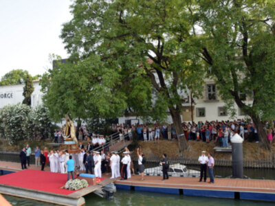 La Virgen del Carmen del Puente de Triana navegó a la a la derecha del Guadalquivir