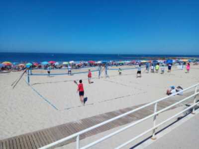 Un centenar de jugadores participan hasta el domingo en el Torneo Beach Tenis que se celebra en la playa de Regla