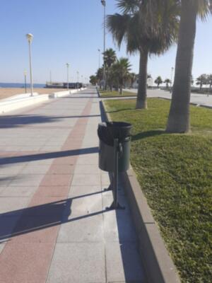 El Ayuntamiento de Chipiona coloca 37 papeleras en los paseos marítimos y otras zonas turísticas