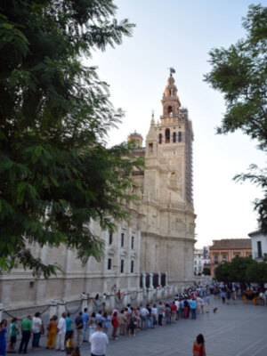 Cuando el reloj marcaba las diez de la noche, aún había una larga filas de colas de sevillanos para besar la mano de la patrona la Virgen de los Reyes