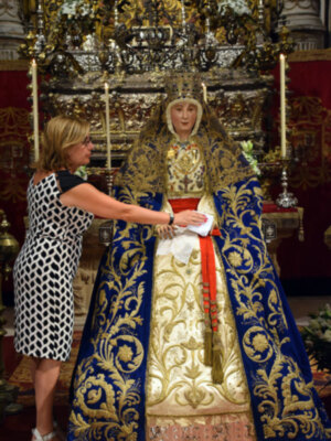 Comienzan los cultos del mes de Agosto en honor a la Virgen de los Reyes con el primero de sus dos besamanos