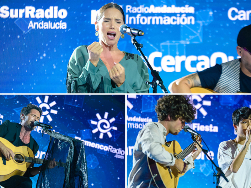Concierto de música en vivo con tres artistas en escena, cada uno con su propio micro y guitarra, frente a un fondo azul con el logo de Canal Sur Radio Andalucía.