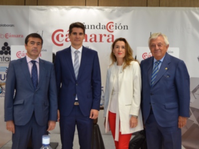 Fotografía de cuatro personas posando frente a un fondo con el logo de la Fundación Cámara. La imagen muestra una reunión formal, posiblemente en un evento o conferencia empresarial.