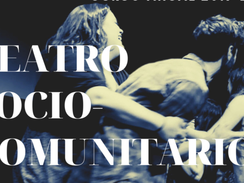 Una escena de teatro con tres actores en acción, titulada "Teatro Socio Comunitario".