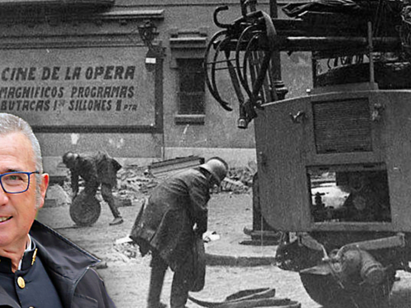 Cine de la Ópera y trabajadores en la calle, con un hombre moderno en primer plano.