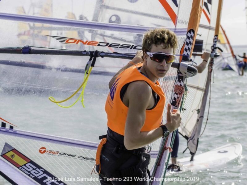 Un navegante en acción en el Campeonato Mundial de Vela de 293, 2019. El viento sopla fuerte, y el navegante muestra un gesto de satisfacción mientras maneja su embarcación.