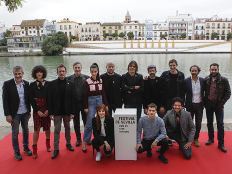 Equipo de cine posando en la alfombra roja del Festival de Cine de Sevilla.