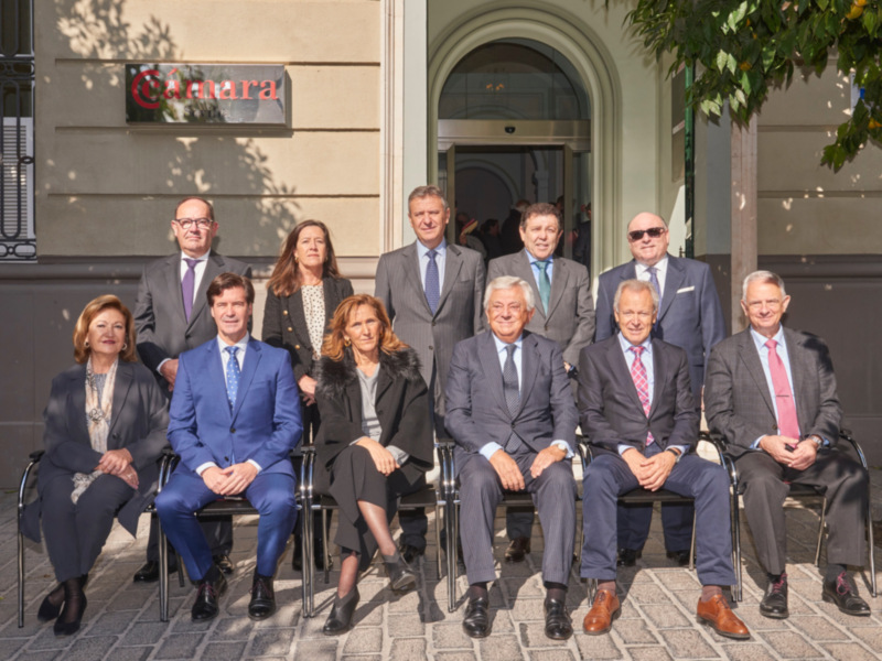 Grupo empresarial en una reunión formal frente a la sede de la Cámara de Comercio.