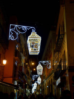 Aunque la decoración navideña no suele tener símbolo religioso, Sevilla mantiene la tradición de montar belenes.