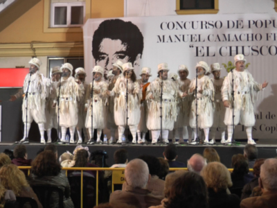 La comparsa de Marcos García y la chirigota del ‘Kiski’ alcanzan 14 y 6 años pisando las tablas del Falla