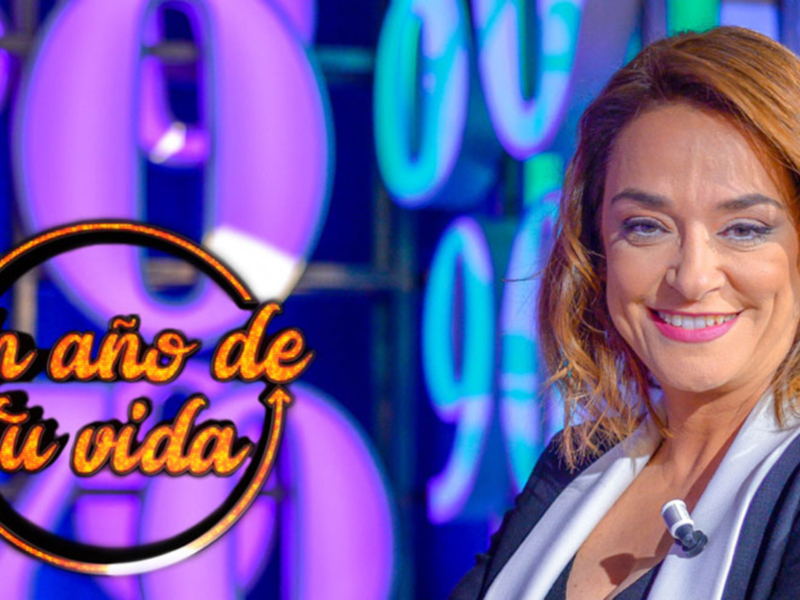 Una presentadora de televisión sonríe frente a un fondo con letras en neón que forman 'Un año de tu vida'.