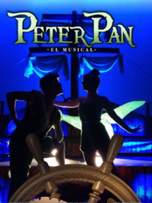 Pié de foto: "Peter Pan, el musical" con dos personajes en escena iluminados por luces azules.