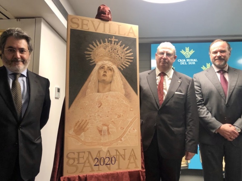 Dos hombres en trajes posan junto a una imagen de la Virgen María, con el texto 'SEVILLA SEMANA SANTA 2020' en el fondo.