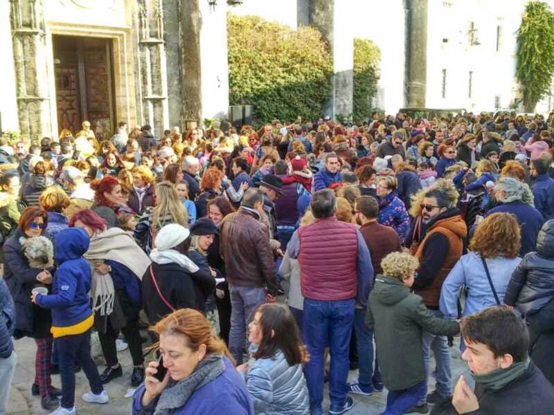 Gran concurrencia de personas en una plaza frente a una iglesia.