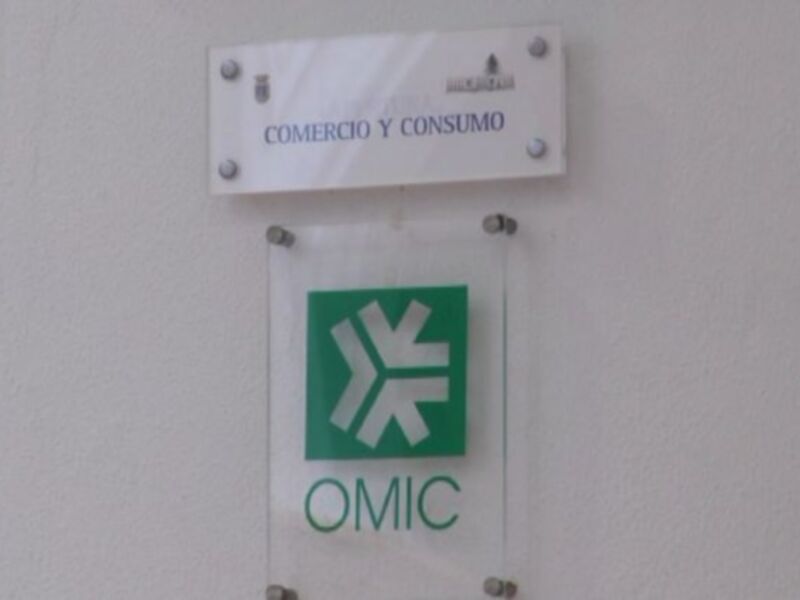 Placa de identificación de la Oficina de Comercio y Consumo (OMIC) en un edificio.