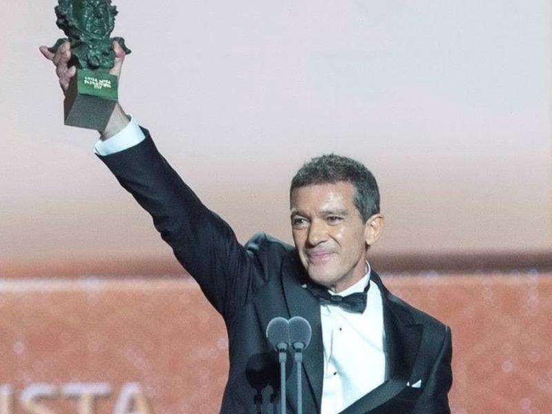 Actor celebrando su victoria en los Premios Goya 2017, sosteniendo el premio con orgullo.